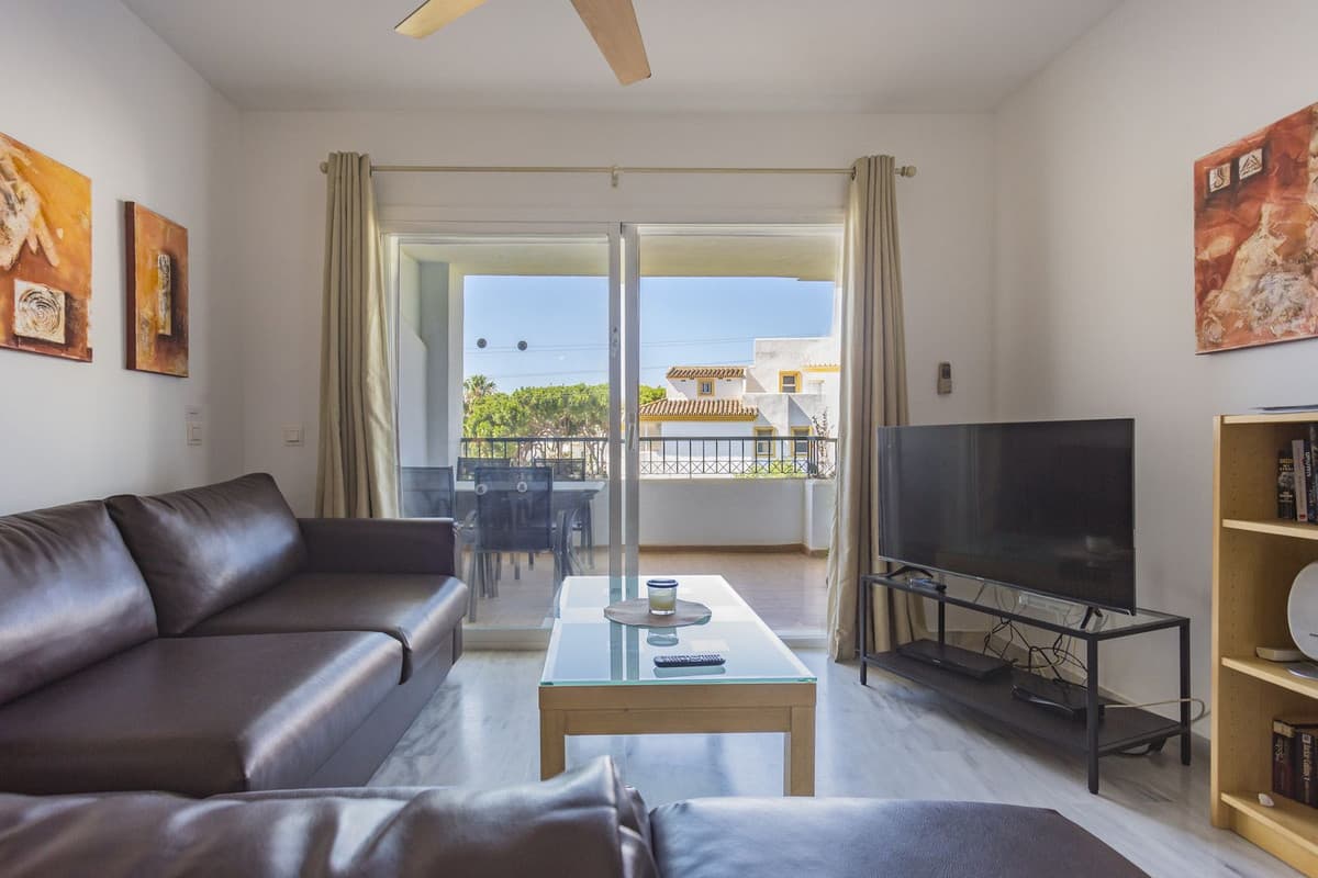 Middle Floor Apartment in Calahonda — photo 3 of 10