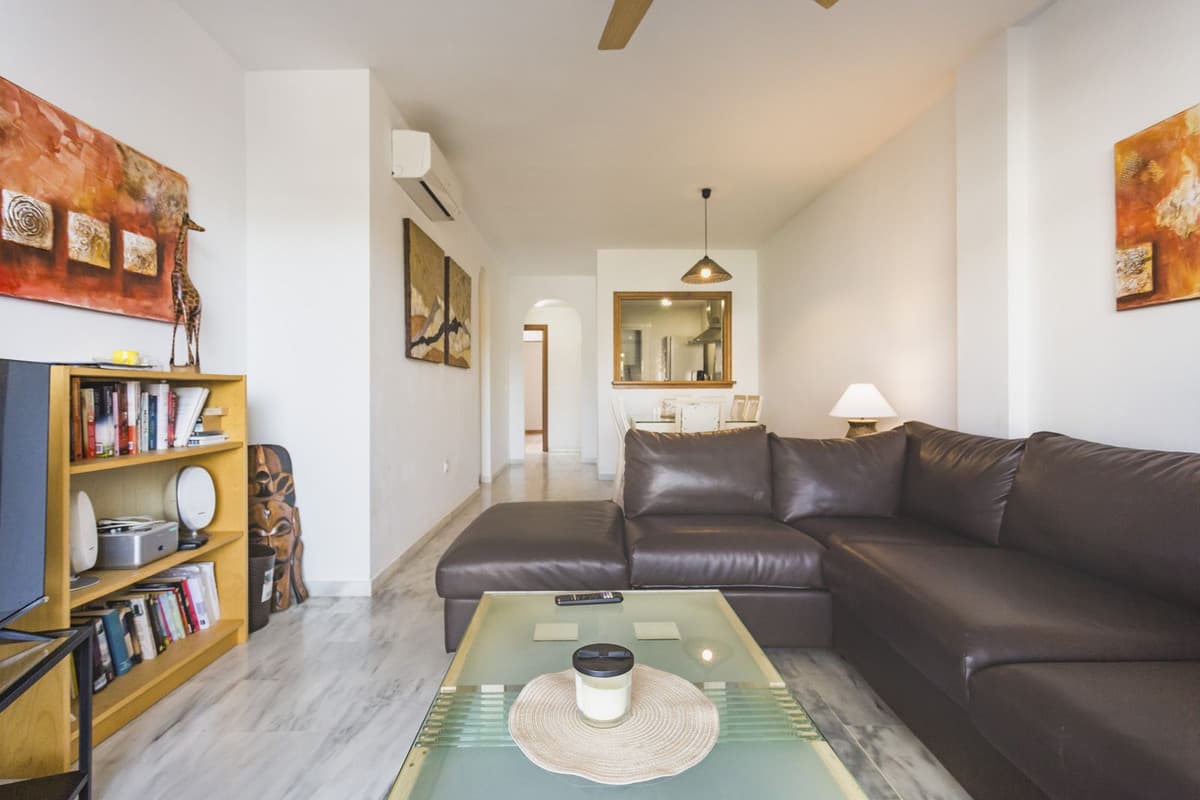 Middle Floor Apartment in Calahonda — photo 4 of 10