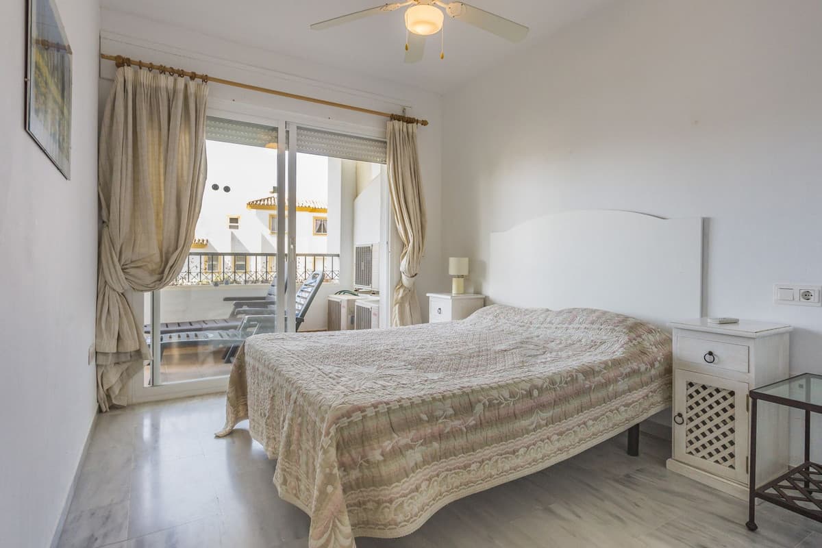 Middle Floor Apartment in Calahonda — photo 7 of 10