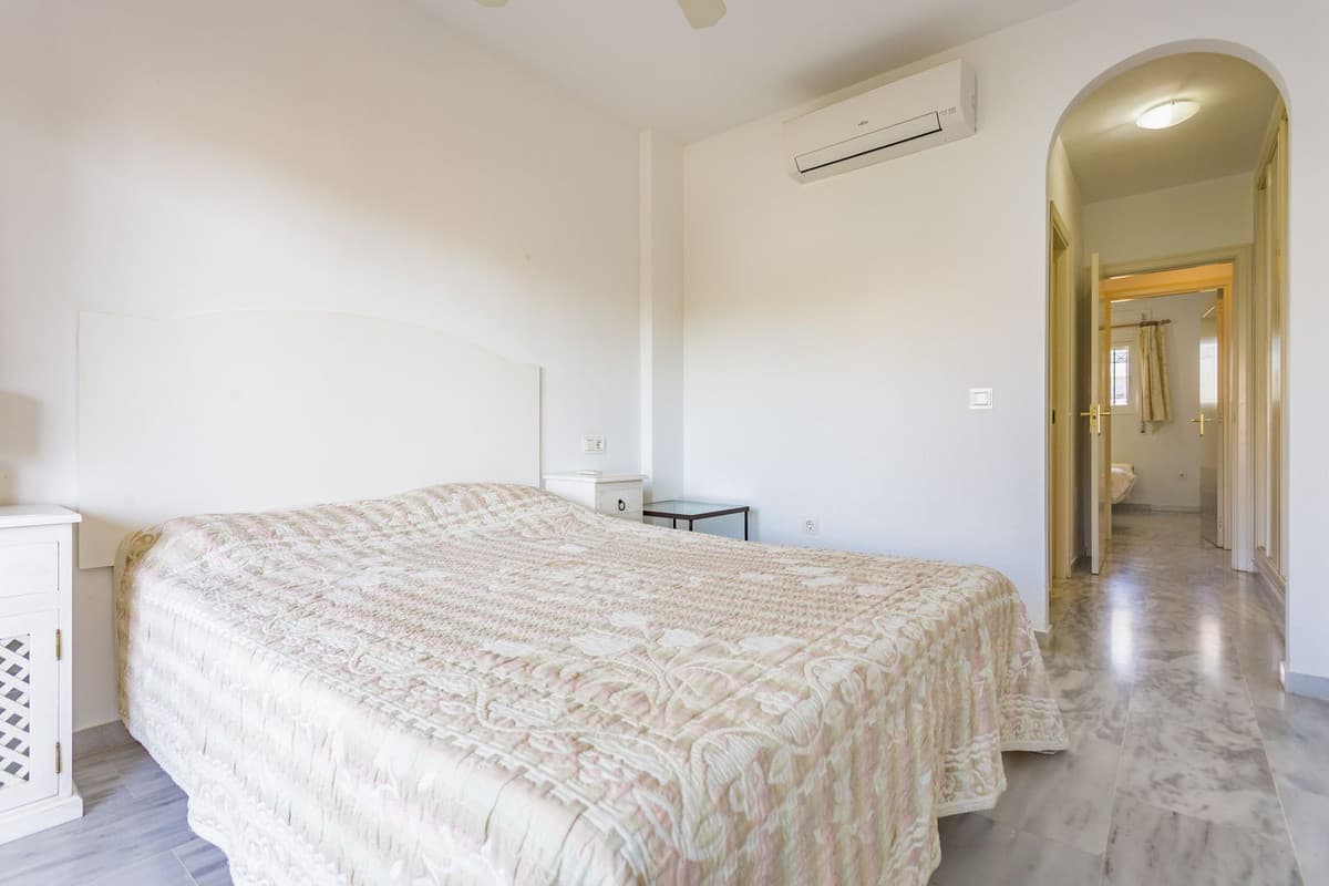 Middle Floor Apartment in Calahonda — photo 10 of 10