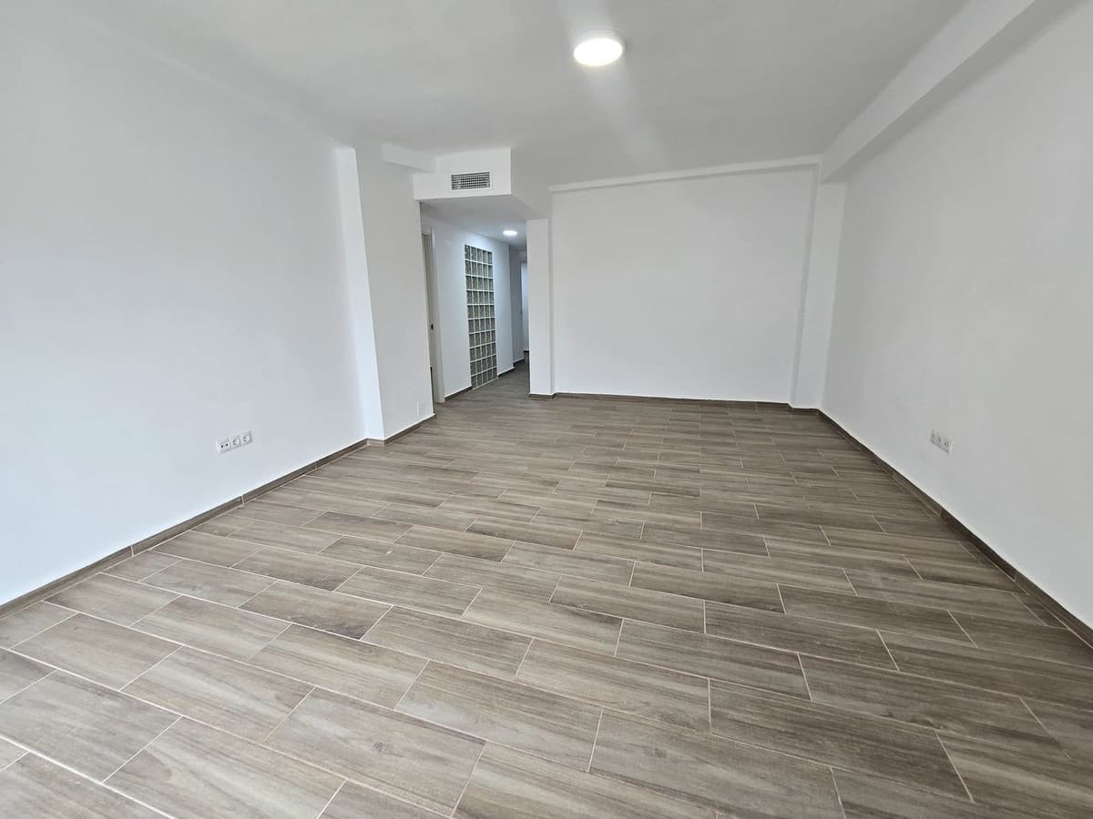Middle Floor Apartment in Málaga — photo 2 of 10