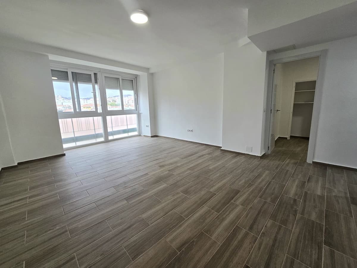 Middle Floor Apartment in Málaga — photo 3 of 10