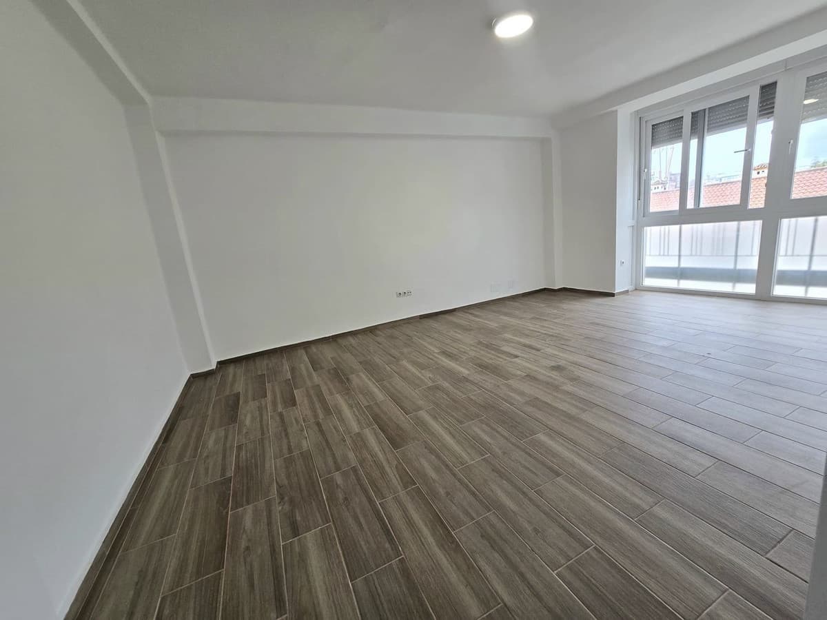 Middle Floor Apartment in Málaga — photo 4 of 10