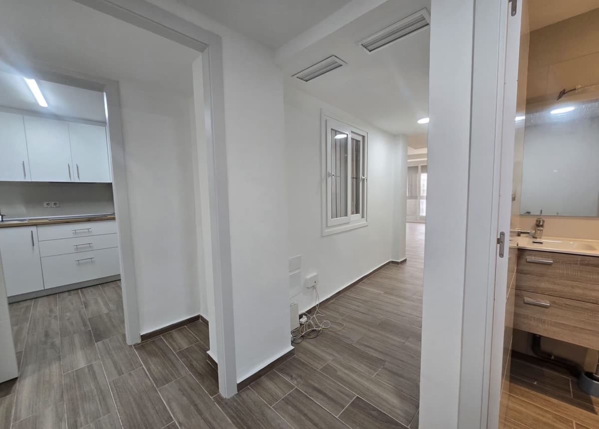 Middle Floor Apartment in Málaga — photo 5 of 10