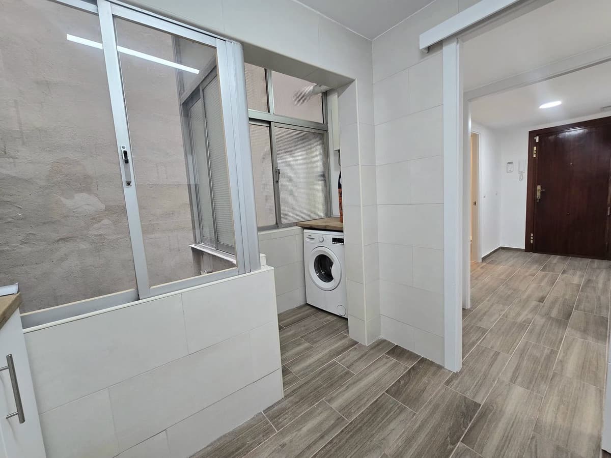 Middle Floor Apartment in Málaga — photo 7 of 10