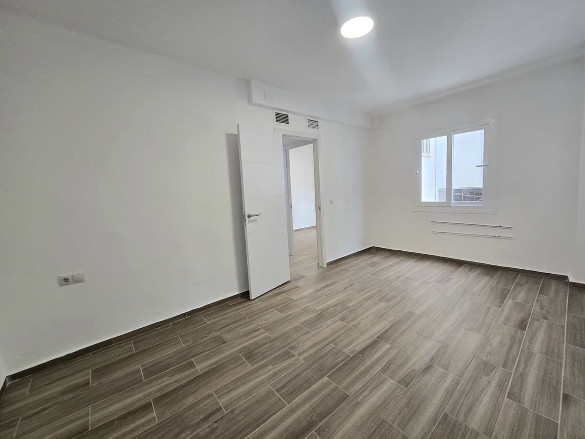 Middle Floor Apartment in Málaga — photo 9 of 10