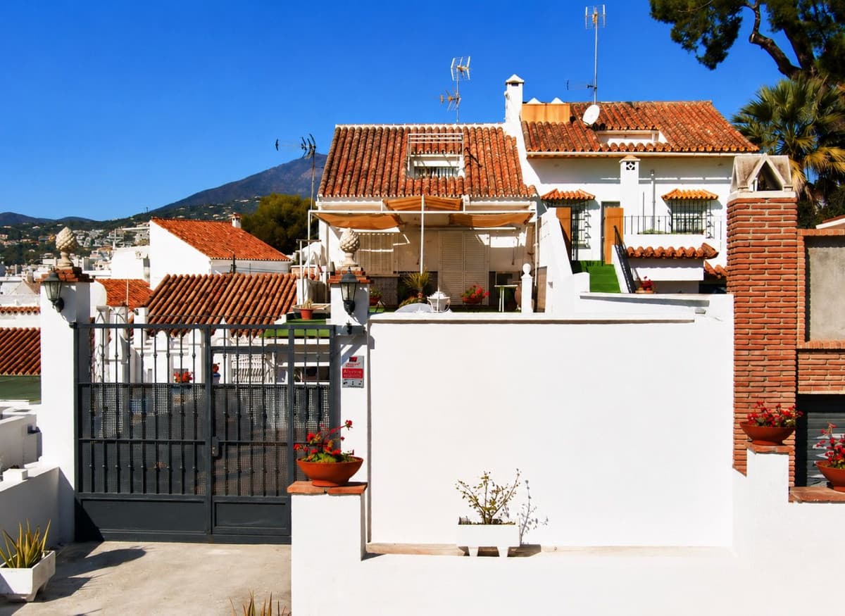 Townhouse in Nueva Andalucía — photo 1 of 10