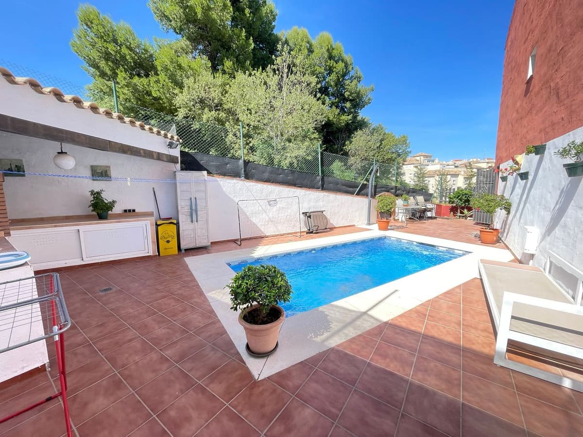 Townhouse in Estepona — photo 1 of 10