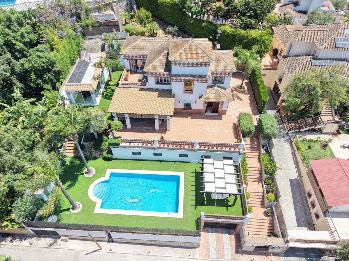 Detached Villa in Elviria — photo 1 of 10