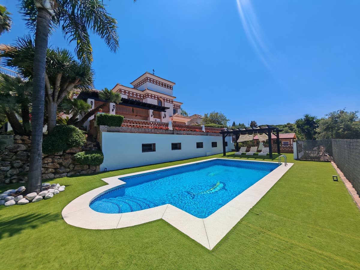 Detached Villa in Elviria — photo 2 of 10