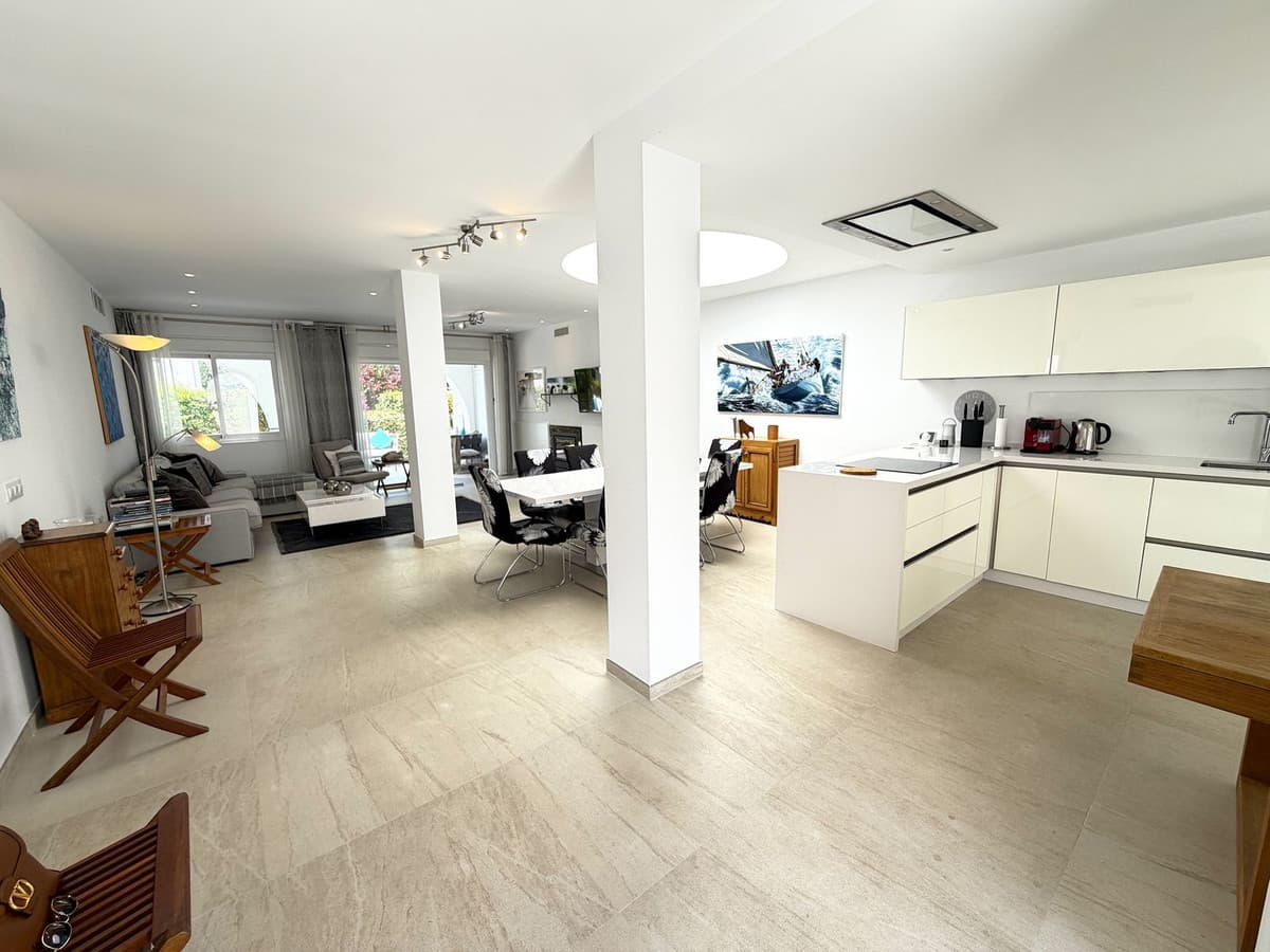 Semi-Detached House in Aloha — photo 4 of 10