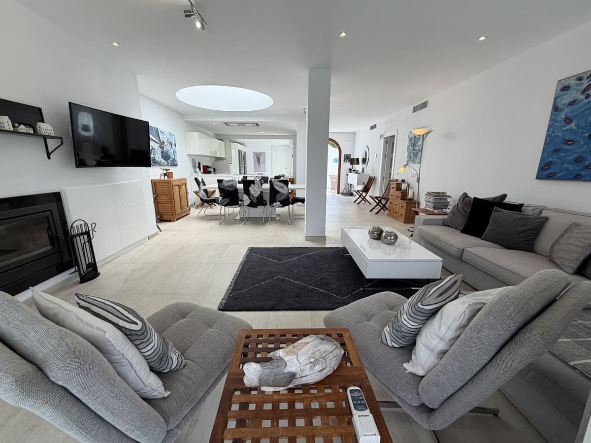 Semi-Detached House in Aloha — photo 8 of 10
