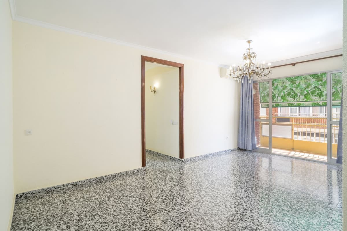 Middle Floor Apartment in Málaga — photo 4 of 10