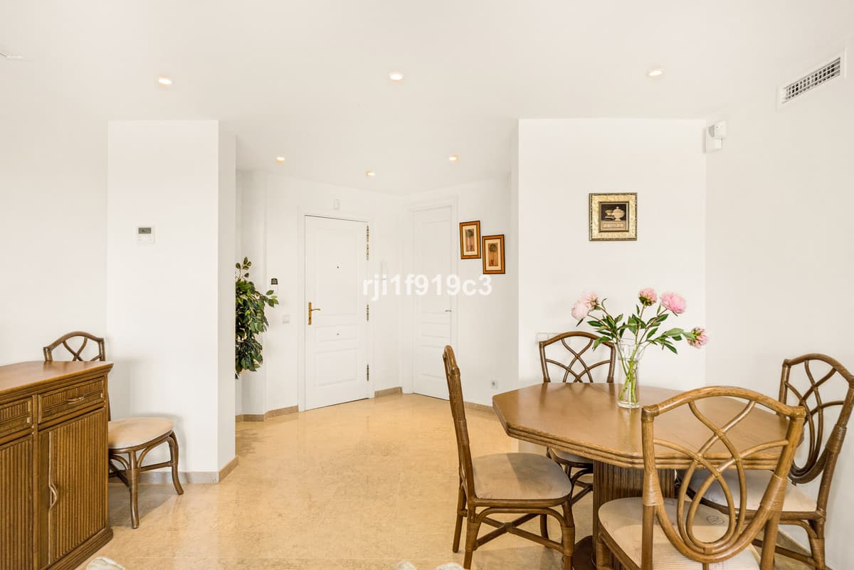 Ground Floor Apartment in Elviria — photo 3 of 10