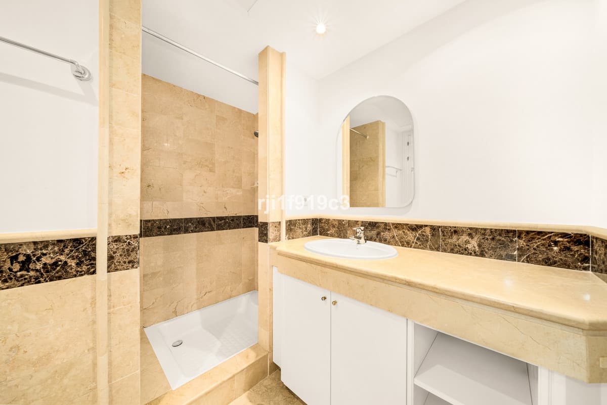 Ground Floor Apartment in Elviria — photo 8 of 10