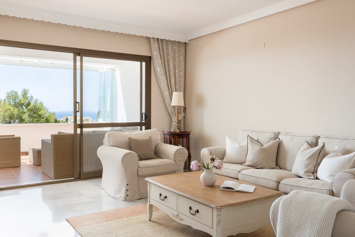 Middle Floor Apartment in Calahonda — photo 7 of 10