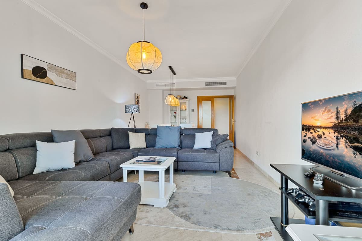 Middle Floor Apartment in Estepona — photo 4 of 10