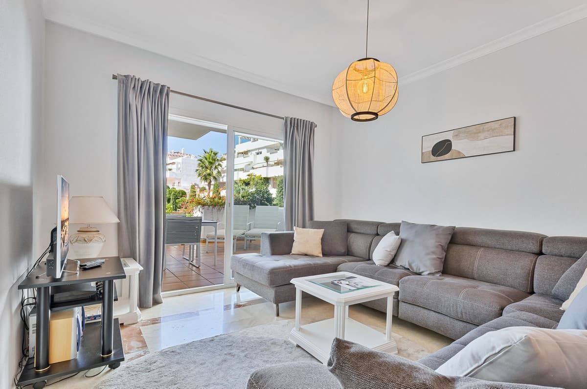 Middle Floor Apartment in Estepona — photo 5 of 10