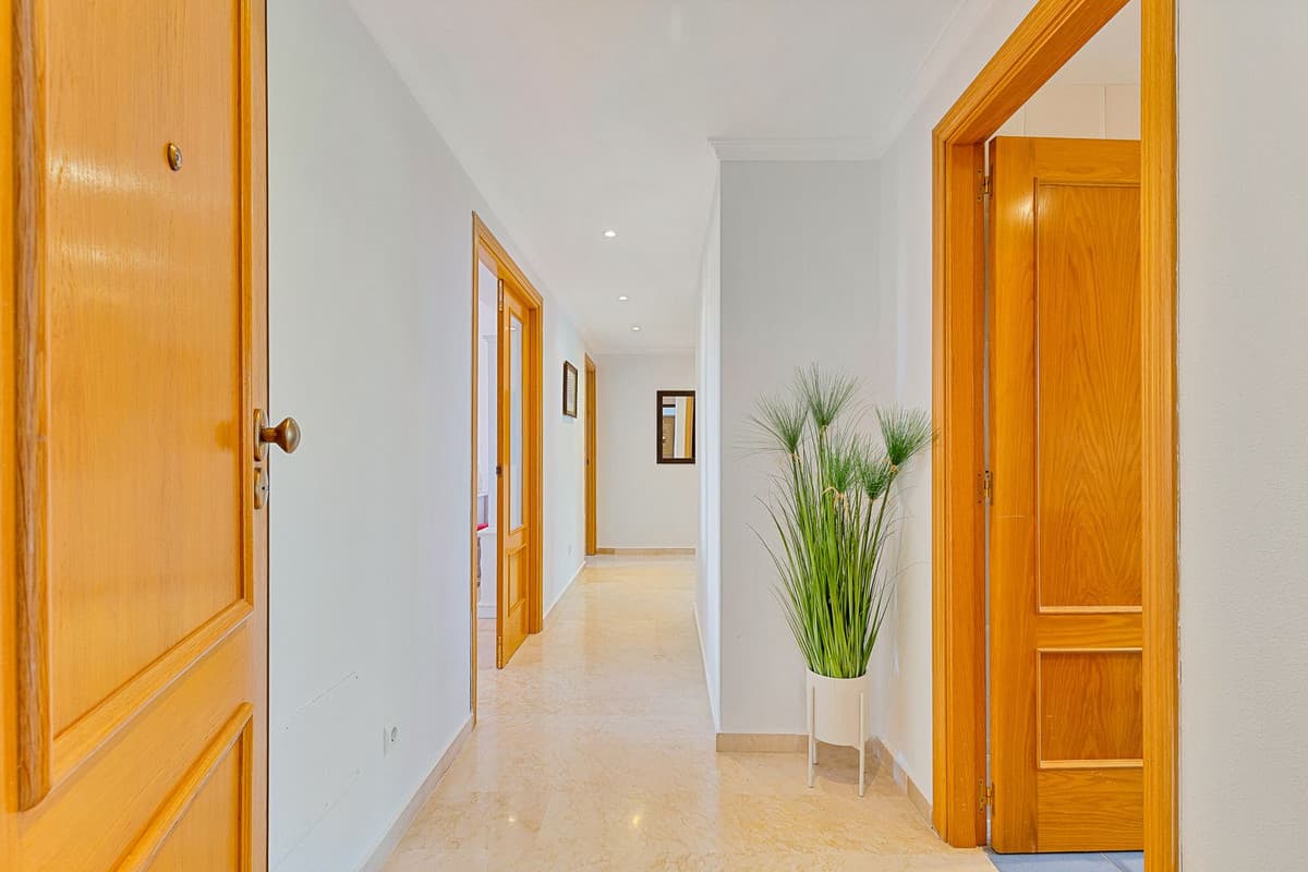 Middle Floor Apartment in Estepona — photo 8 of 10