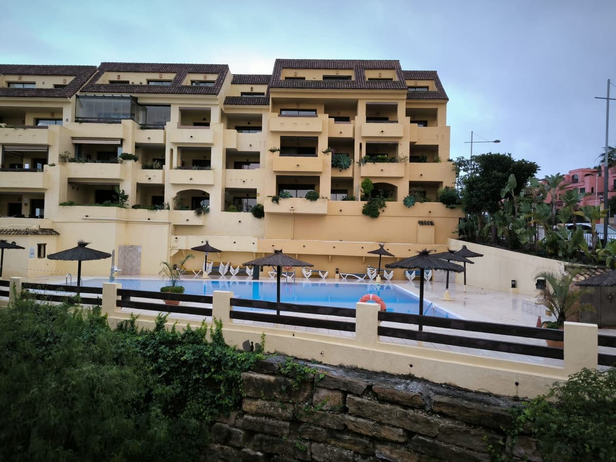 Middle Floor Apartment in La Duquesa — photo 1 of 10