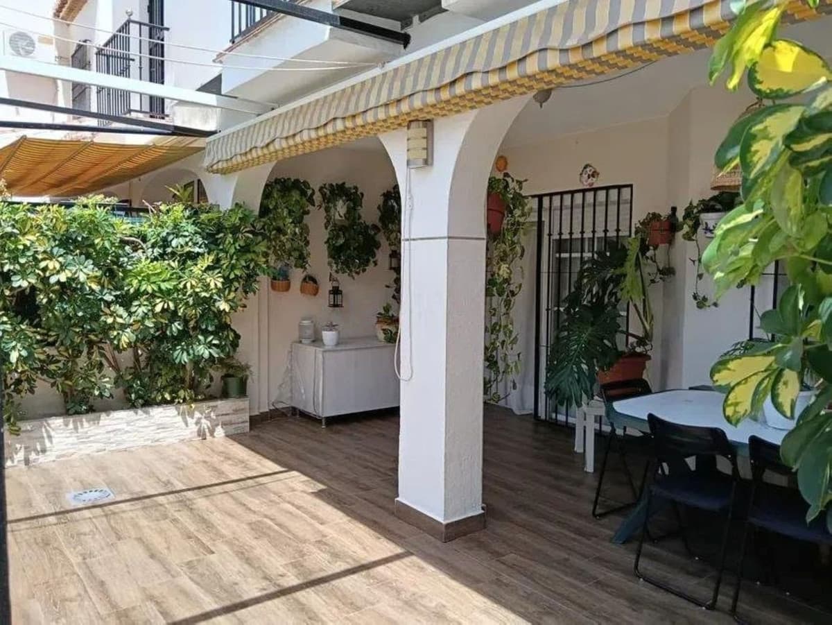 Townhouse in El Pinillo — photo 1 of 10