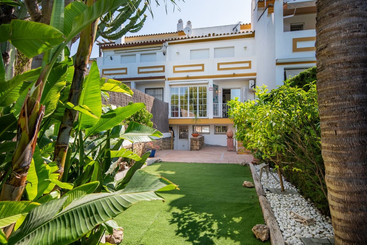 Townhouse in Estepona — photo 1 of 10