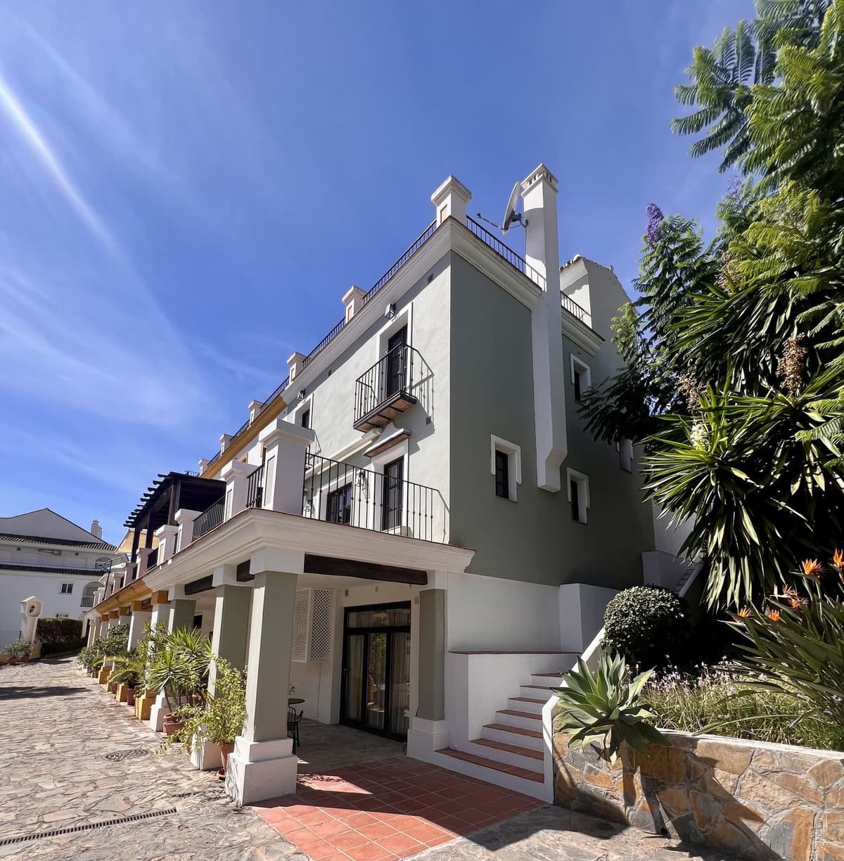 Townhouse in The Golden Mile — photo 1 of 10