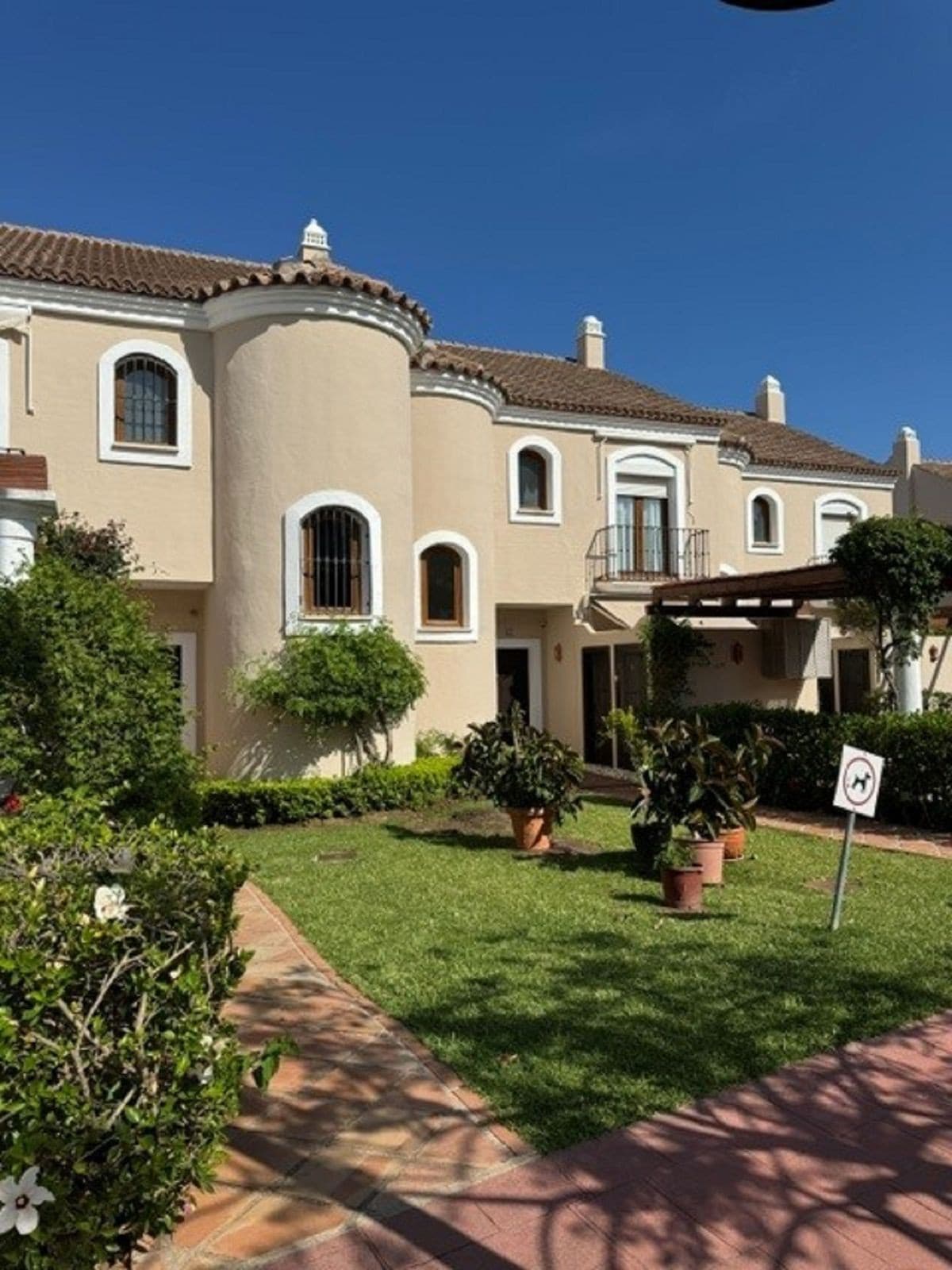 Townhouse in El Paraiso — photo 1 of 10