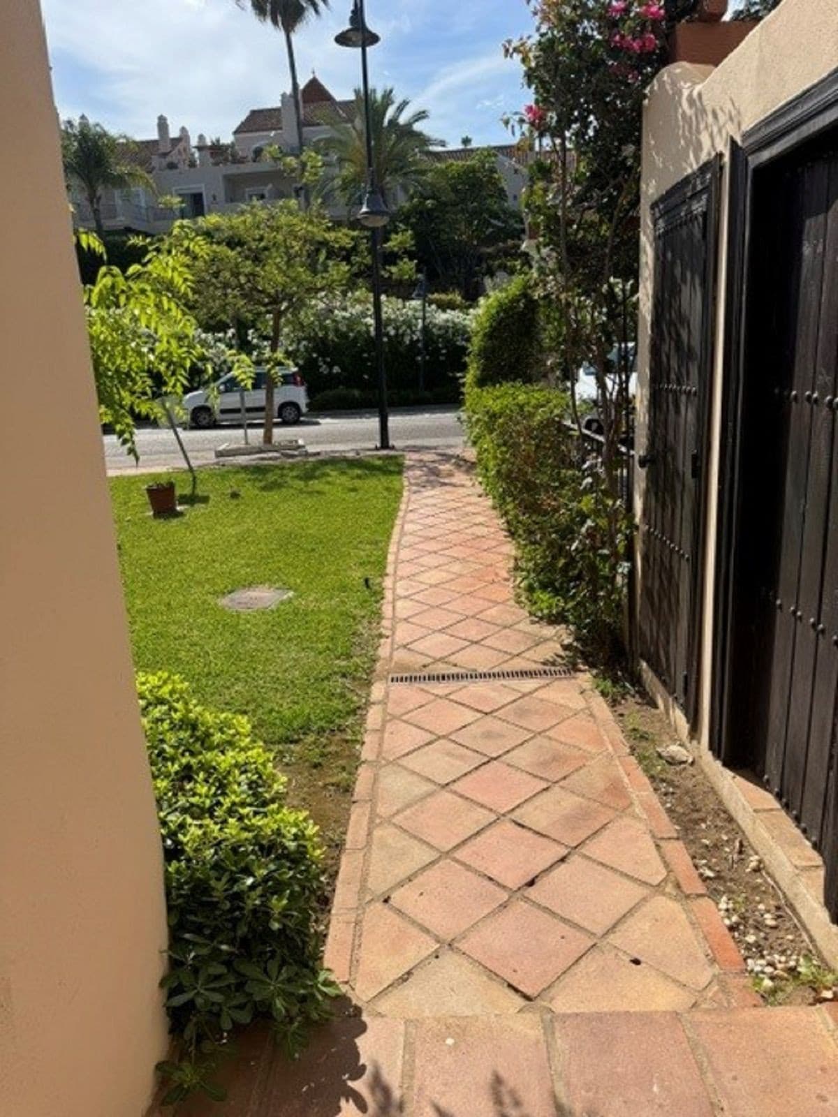 Townhouse in El Paraiso — photo 2 of 10