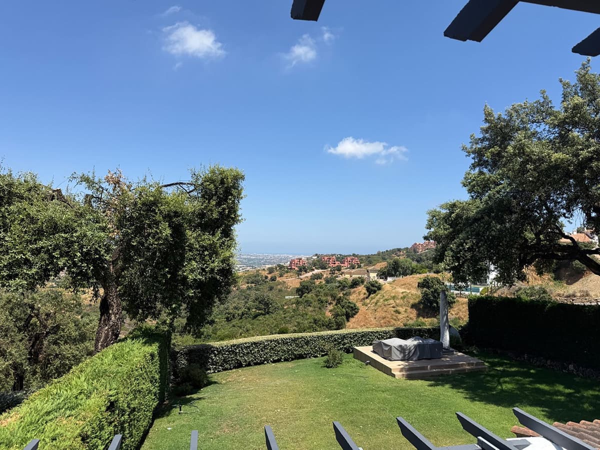 Middle Floor Apartment in La Mairena — photo 1 of 10