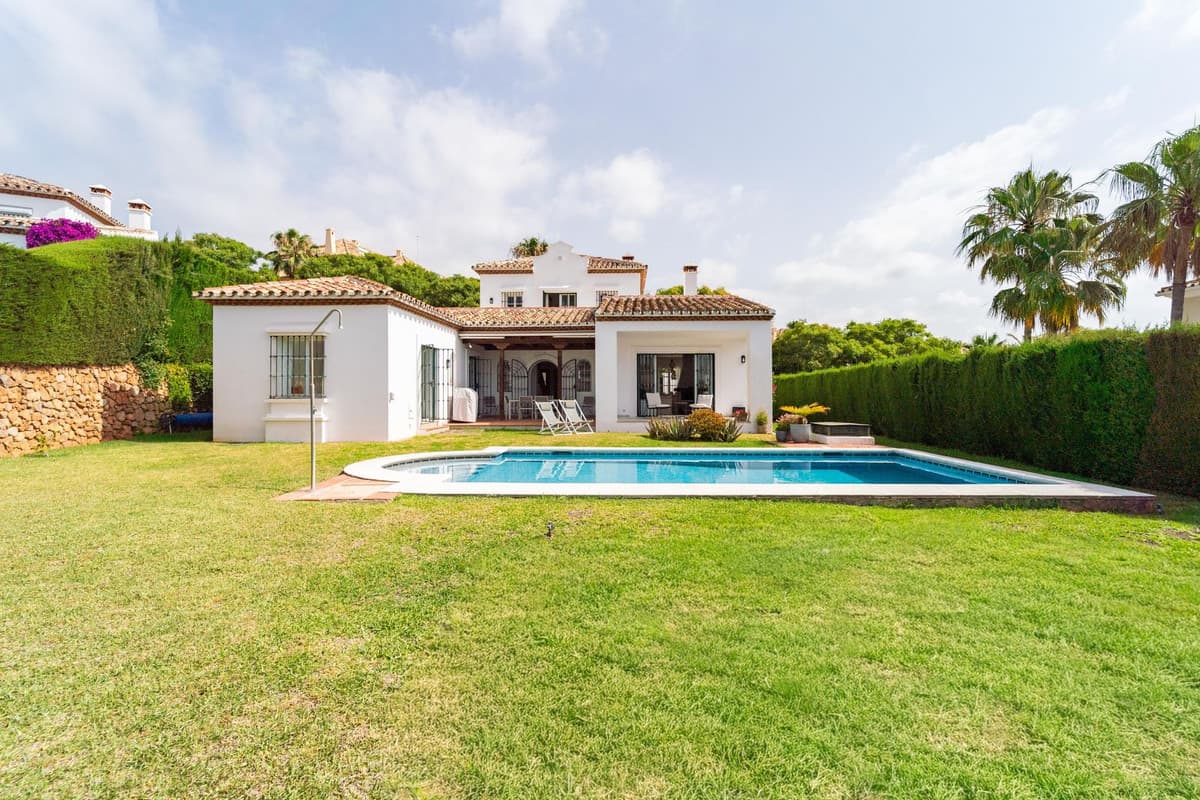Detached Villa in Elviria — photo 1 of 10