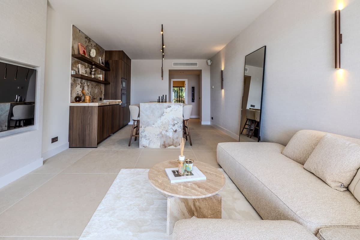 Middle Floor Apartment in La Quinta — photo 7 of 10