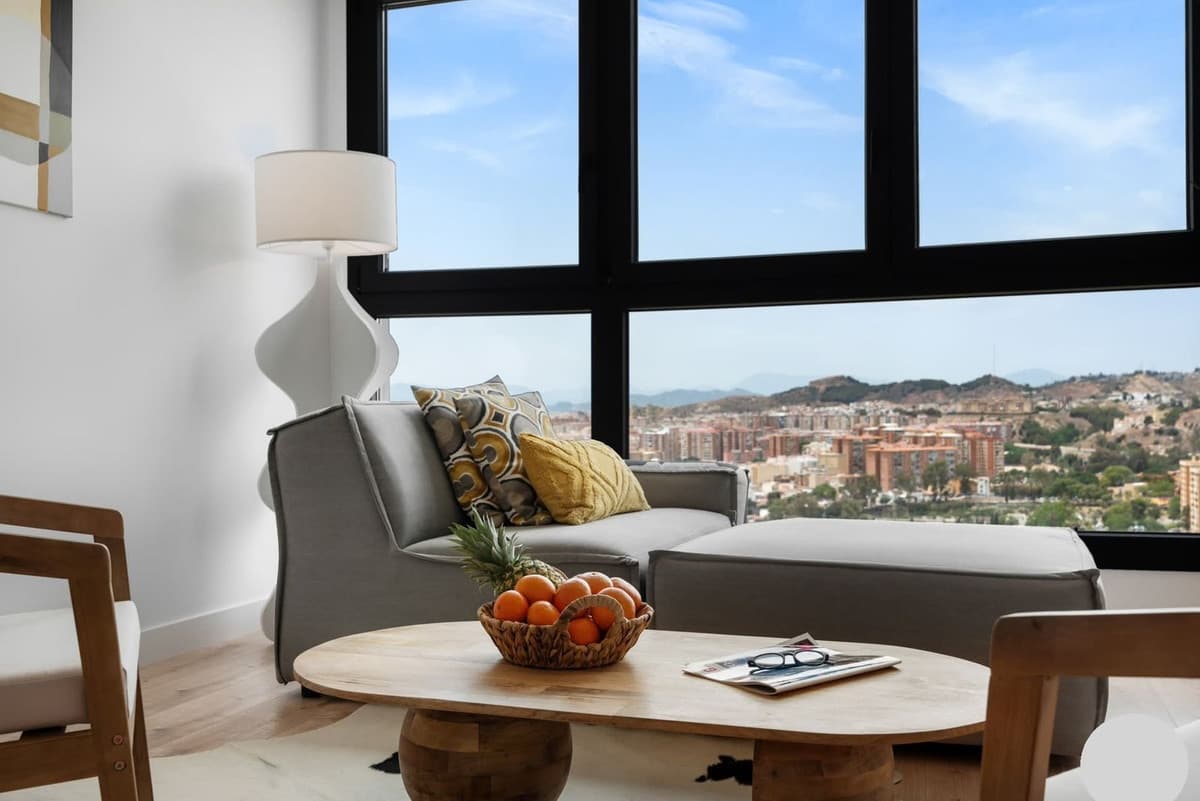 Middle Floor Apartment in Málaga — photo 1 of 10
