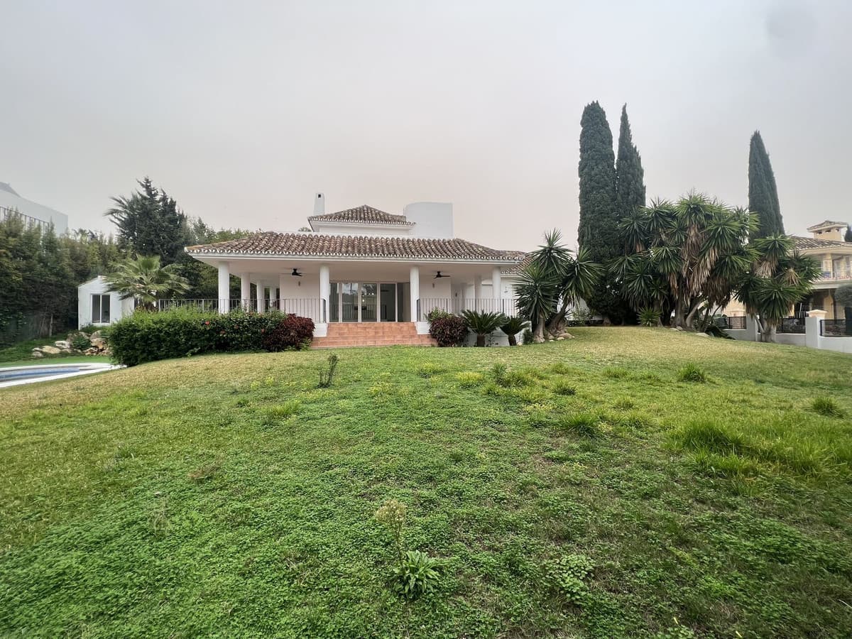 Detached Villa in Nueva Andalucía — photo 1 of 10