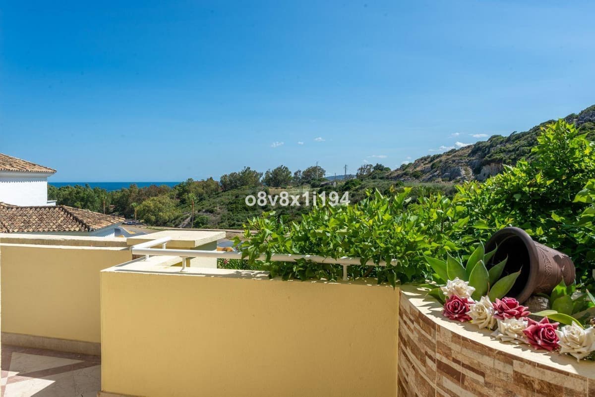 Middle Floor Apartment in Casares — photo 8 of 10