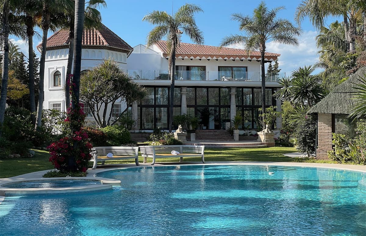 Detached Villa in Nueva Andalucía — photo 1 of 10