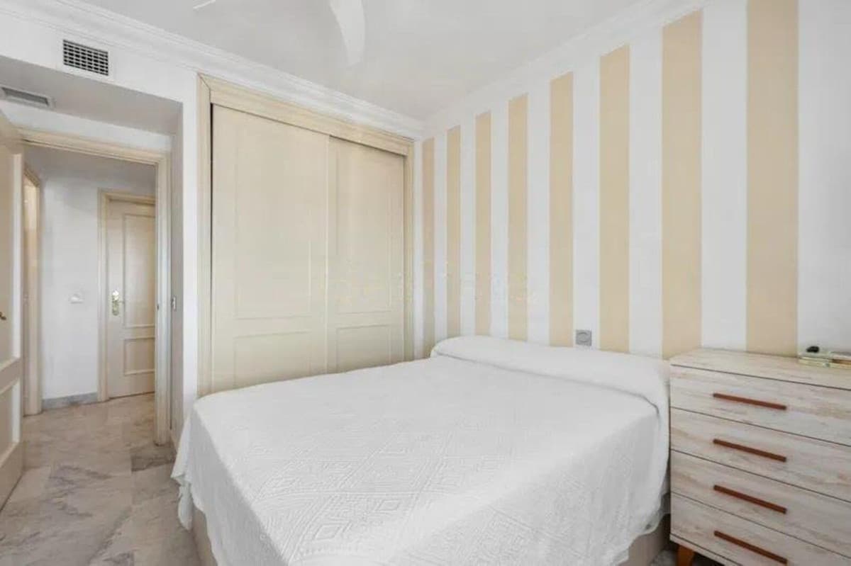 Middle Floor Apartment in Puerto Banús — photo 7 of 10