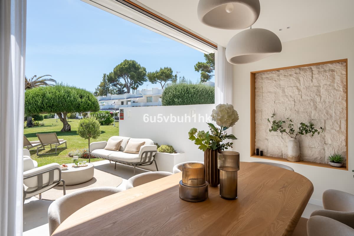 Townhouse in Nueva Andalucía — photo 1 of 10