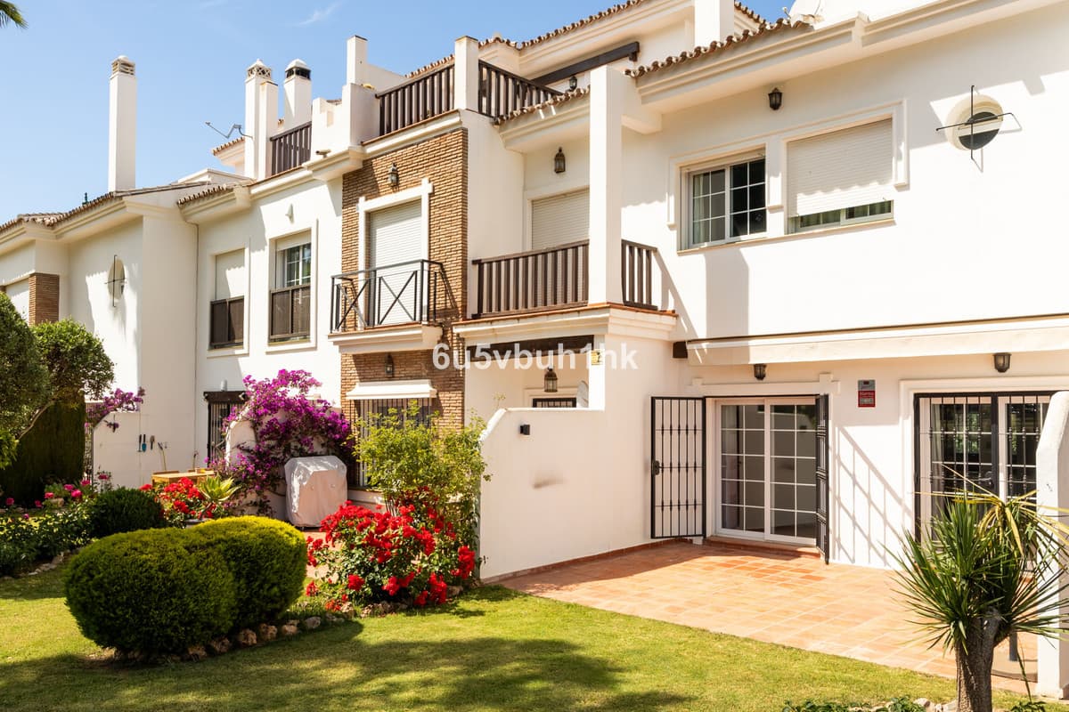 Townhouse in Alhaurín de la Torre — photo 1 of 10