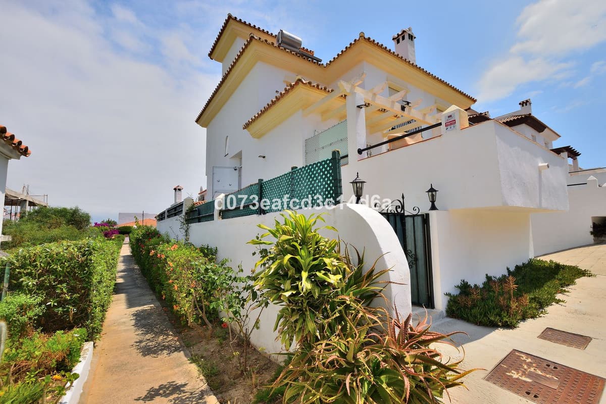 Semi-Detached House in San Luis de Sabinillas — photo 1 of 10