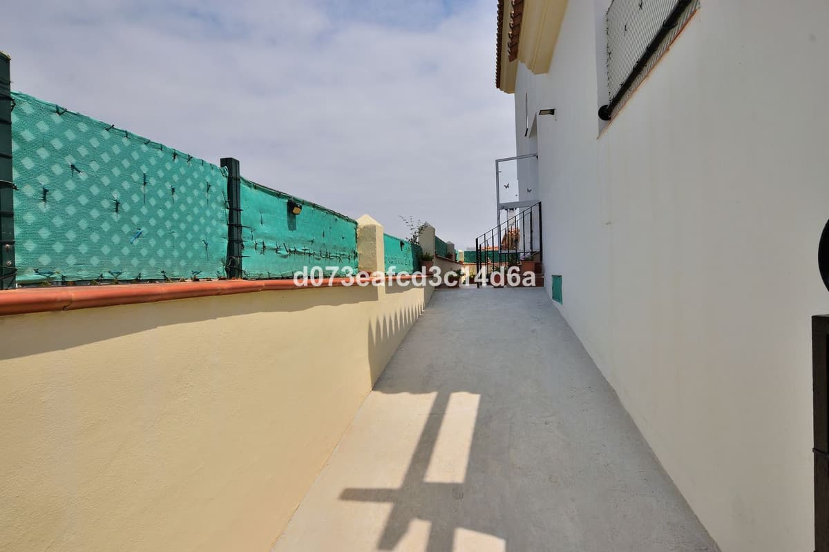 Semi-Detached House in San Luis de Sabinillas — photo 2 of 10