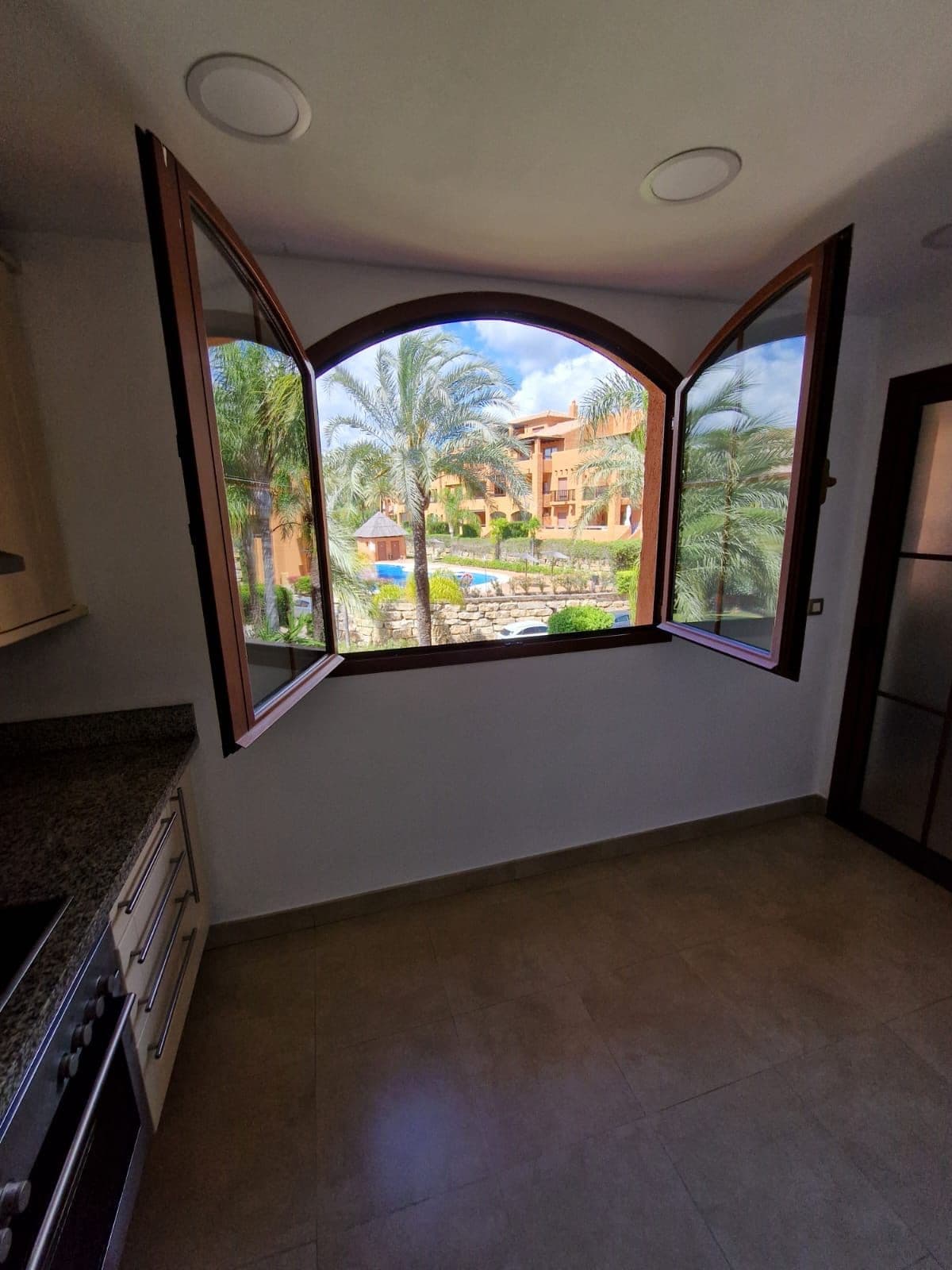 Middle Floor Apartment in Benahavís — photo 9 of 10
