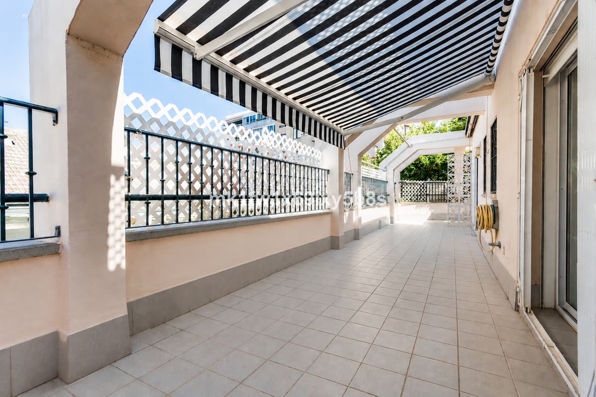 Middle Floor Apartment in Marbella — photo 1 of 10