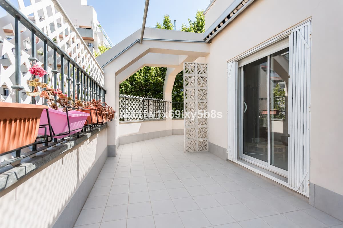Middle Floor Apartment in Marbella — photo 3 of 10