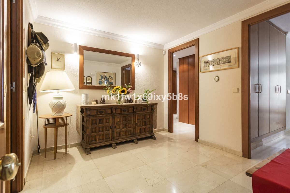 Middle Floor Apartment in Marbella — photo 7 of 10