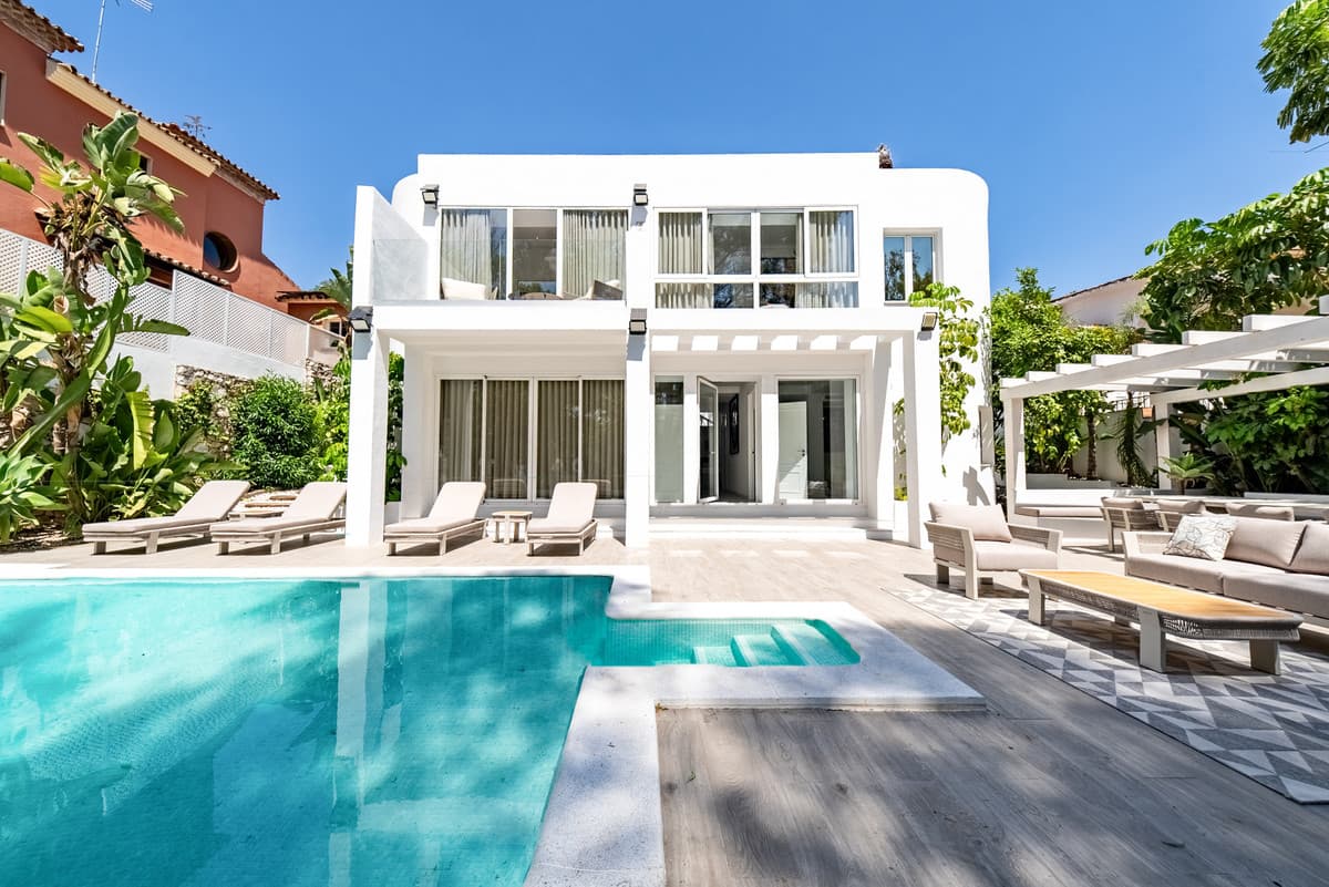 Detached Villa in Nueva Andalucía — photo 1 of 10