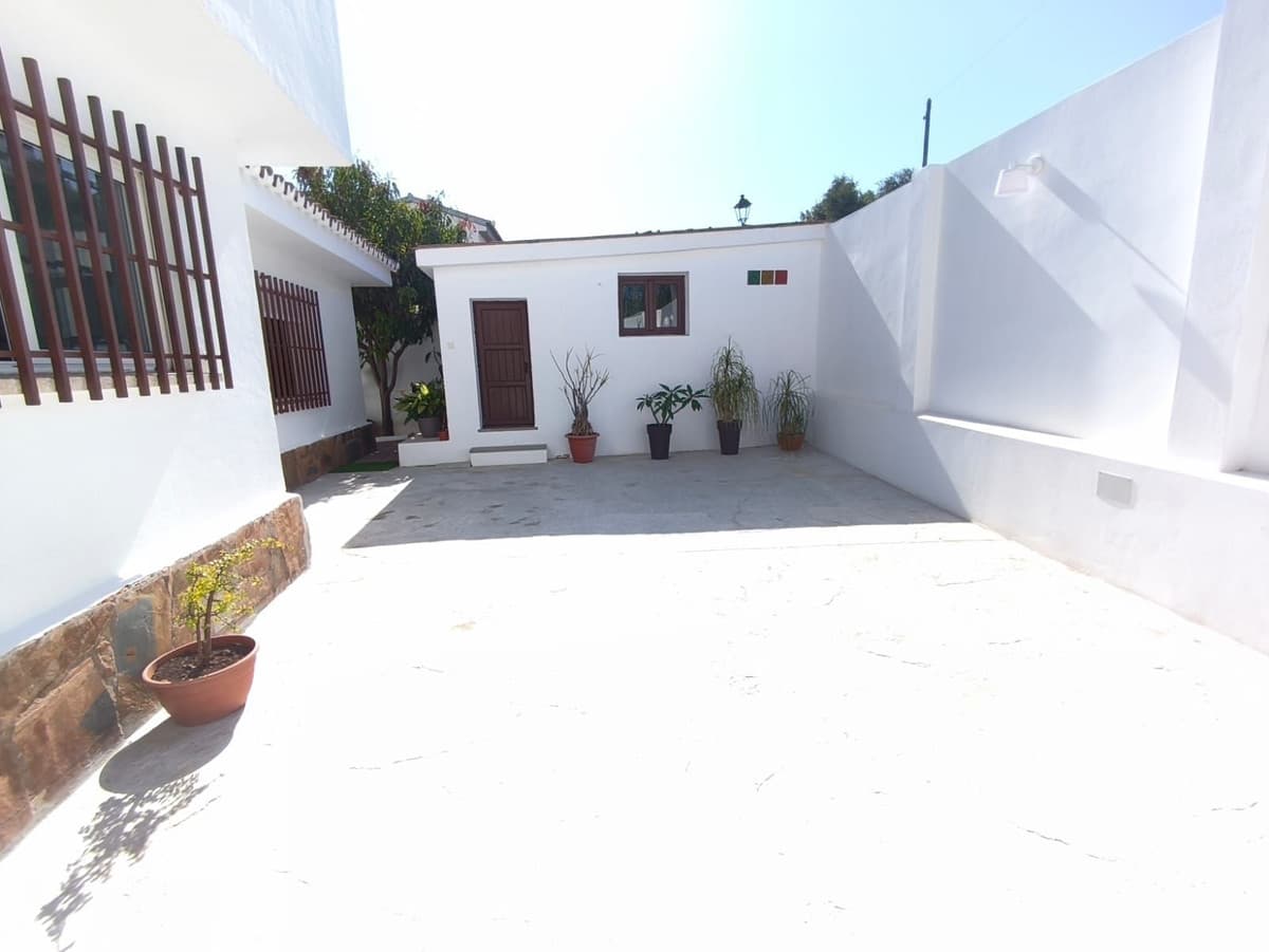 Detached Villa in Alhaurín de la Torre — photo 2 of 10