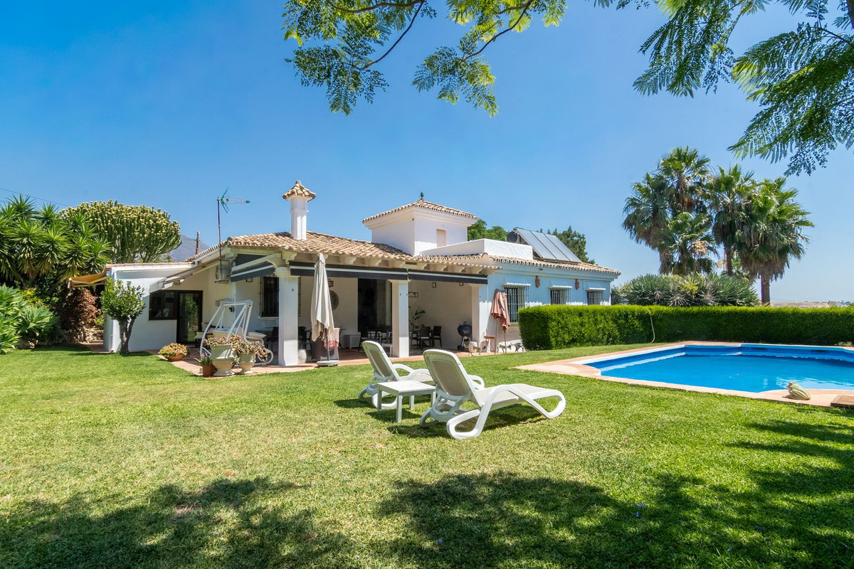 Detached Villa in Estepona — photo 1 of 10