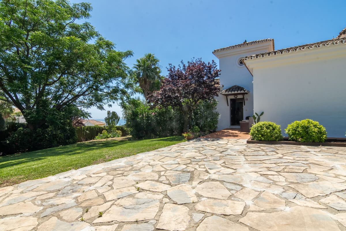 Detached Villa in Estepona — photo 2 of 10