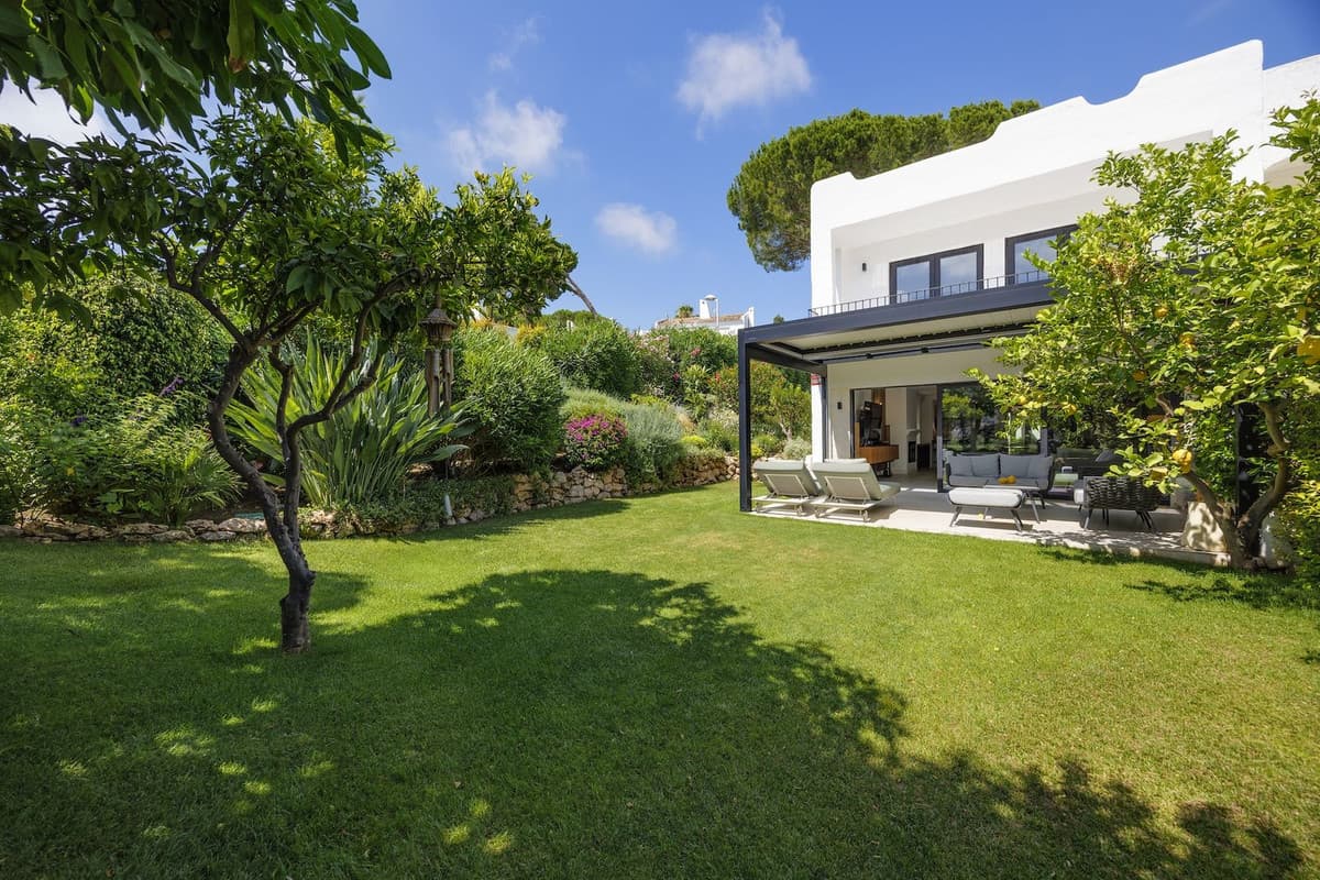 Semi-Detached House in Nueva Andalucía — photo 1 of 10
